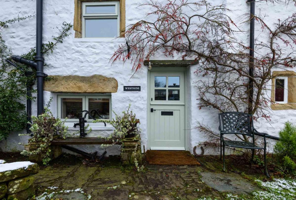 Westside Cottage, Newby, Clapham, Yorkshire Dales National Park, Famous Three Peaks, Near The Lake District, Pets are Welcome - Housity