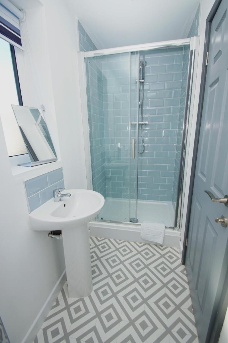 Apartment 3 Broadhurst Court sleeps 4 minutes from town centre & train - Housity