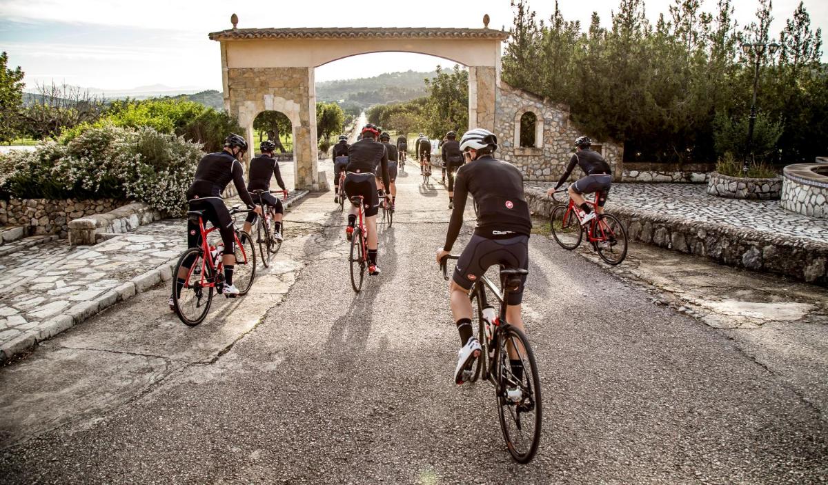 Montar en bicicleta en Monnaber Nou Finca Hotel & Spa o alrededores
