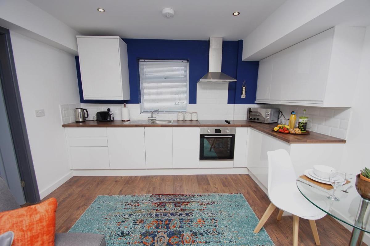 Air Host and Stay - Apartment 4 Broadhurst Court sleeps 4 minutes from town centre - Housity