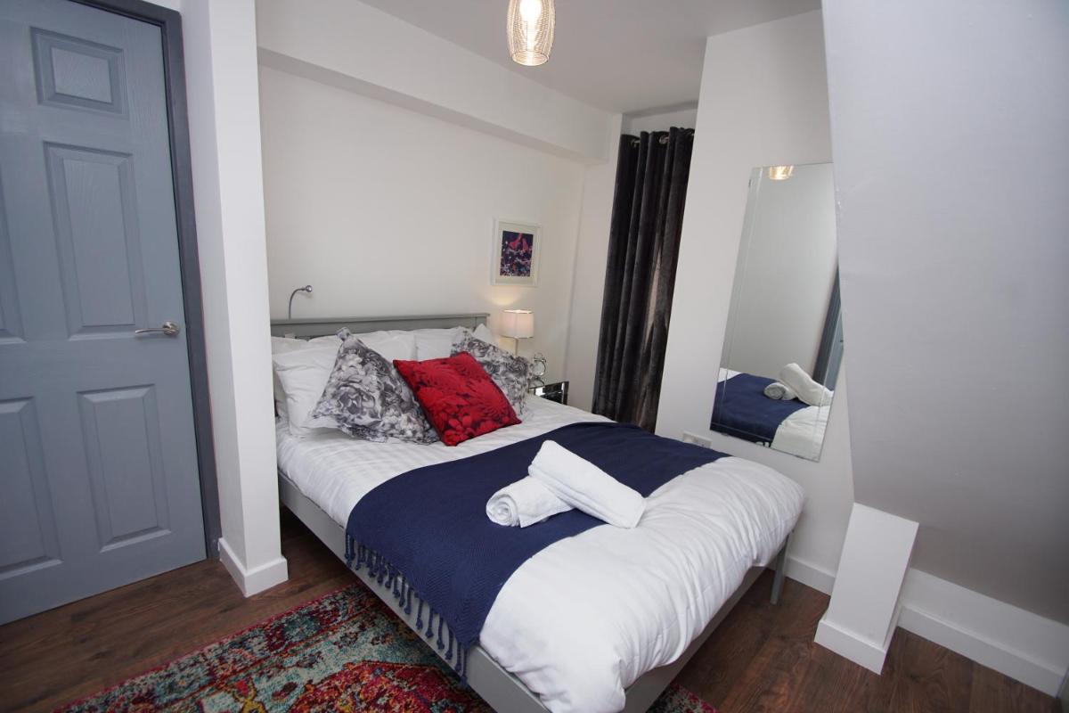 Air Host and Stay - Apartment 4 Broadhurst Court sleeps 4 minutes from town centre - Housity