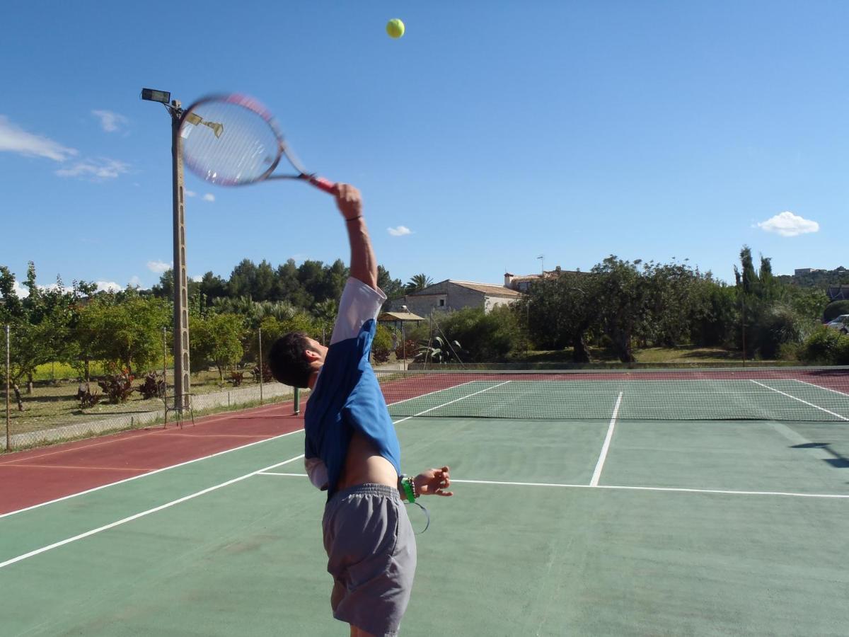 Instalaciones para jugar a tenis o squash en Monnaber Nou Finca Hotel & Spa o alrededores