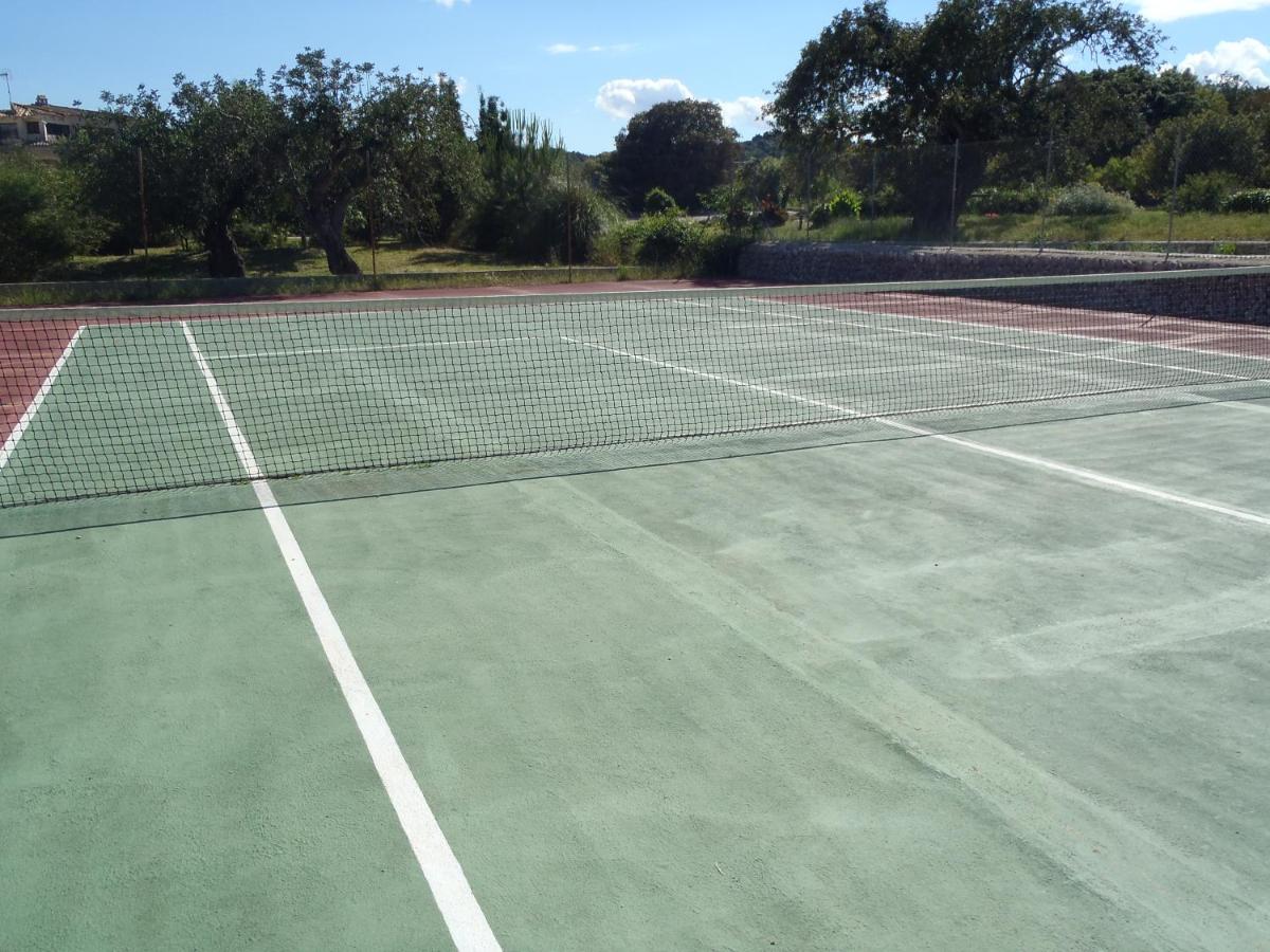 Instalaciones para jugar a tenis o squash en Monnaber Nou Finca Hotel & Spa o alrededores