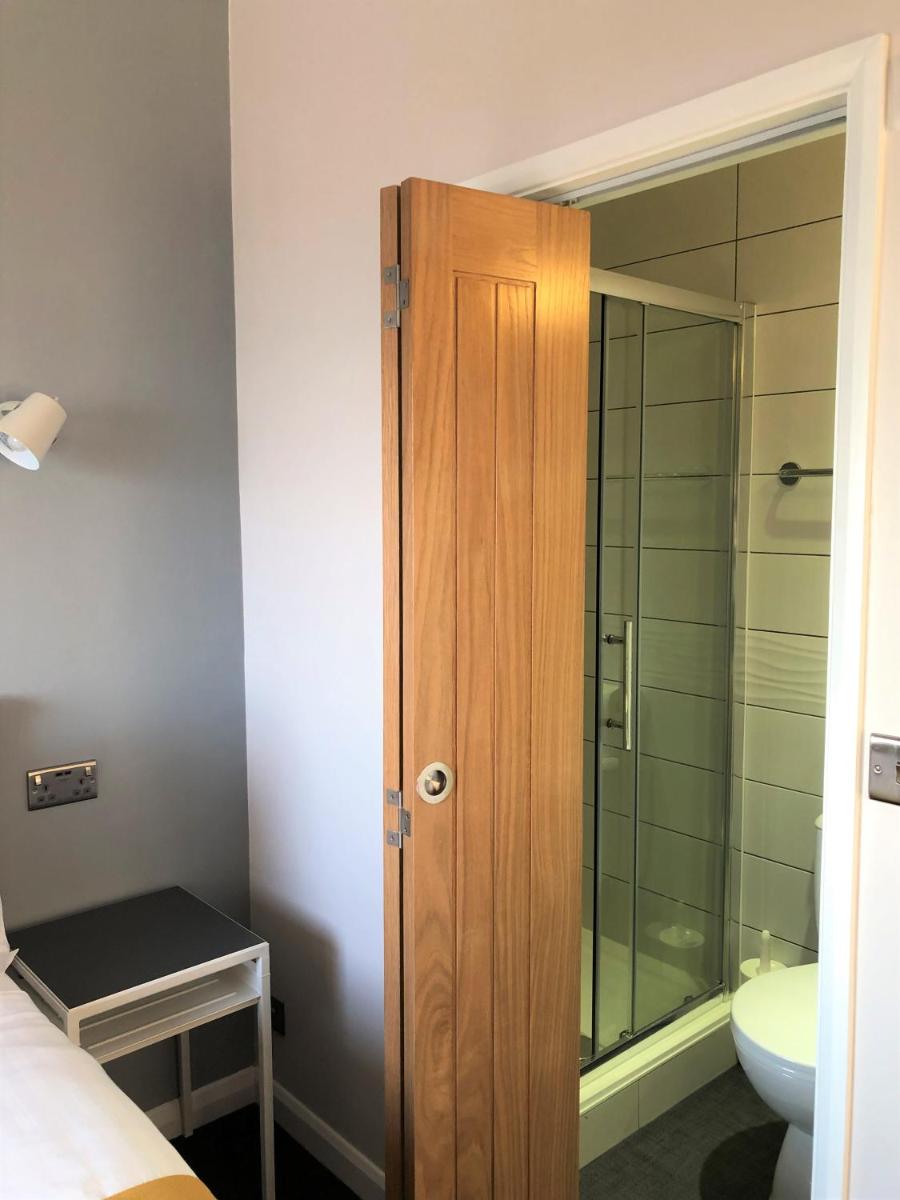 Legends Hotel - Housity