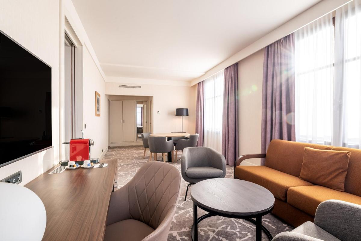 Télévision ou salle de divertissement dans l'établissement Hotel Paris Marne-la-Vallee by IHG