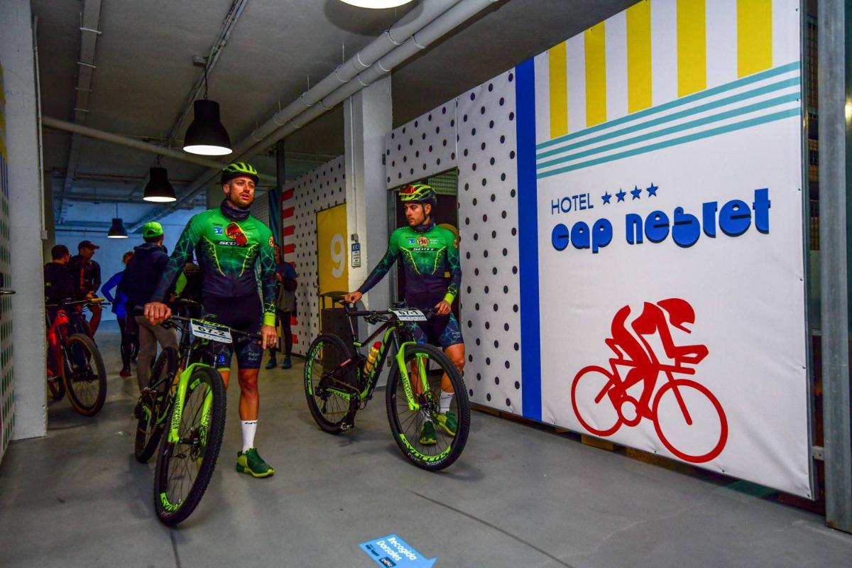Montar en bicicleta en Hotel Cap Negret o alrededores