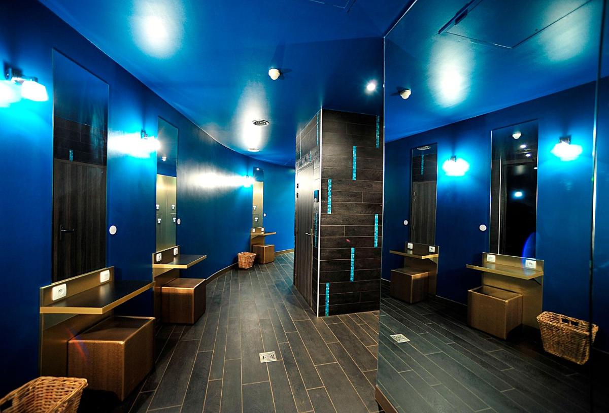 une salle de bains avec trois lavabos et un mur bleu dans l'établissement B&B HOME Lyon Centre Berthelot, à Lyon 44 autres photos
