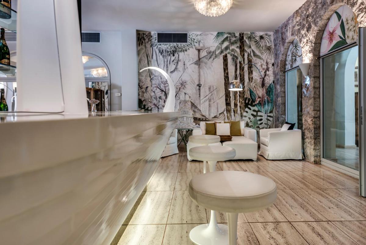 Augustus Hotel & Resort - Housity