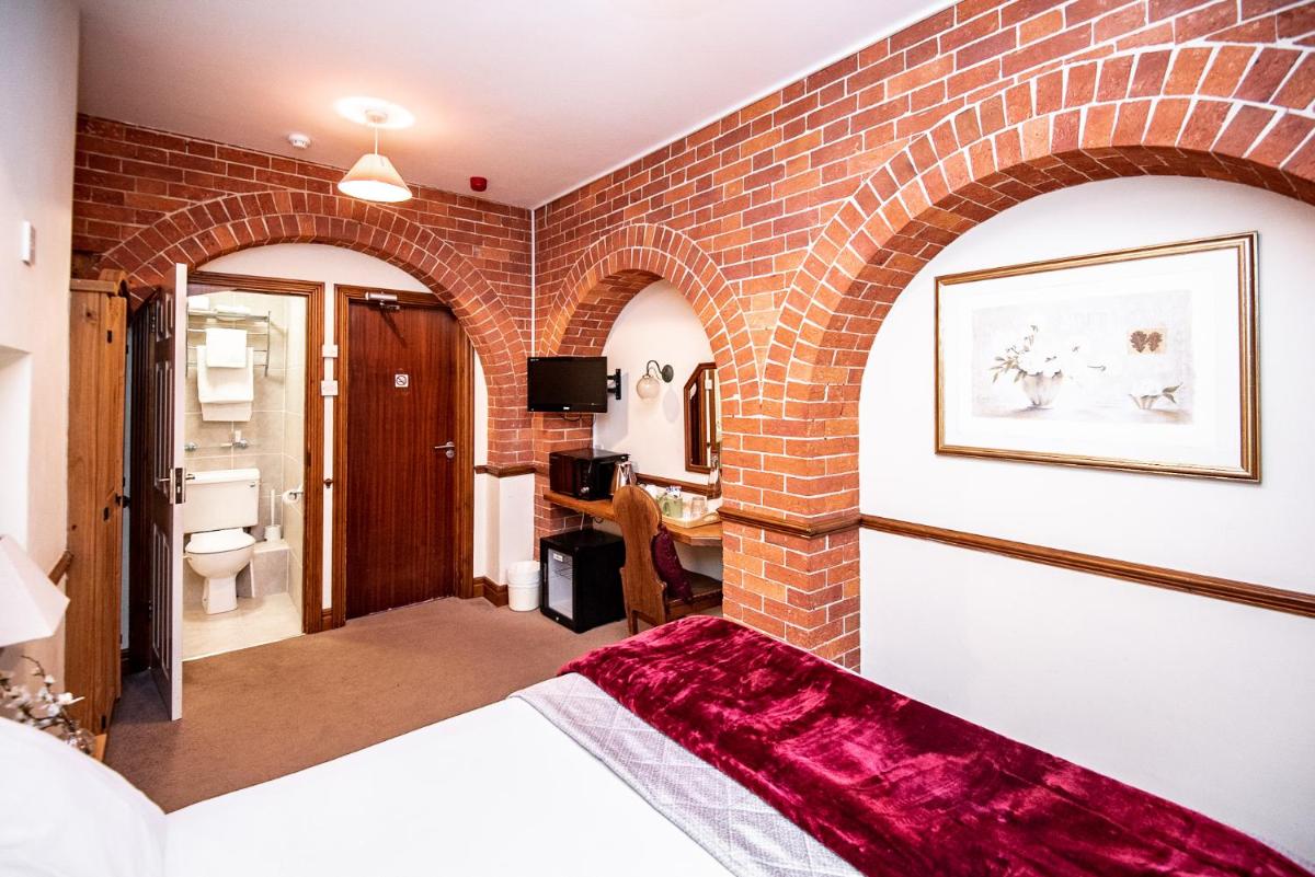 Trivelles Waterhall Country Gatwick Hotel & airport parking - Housity