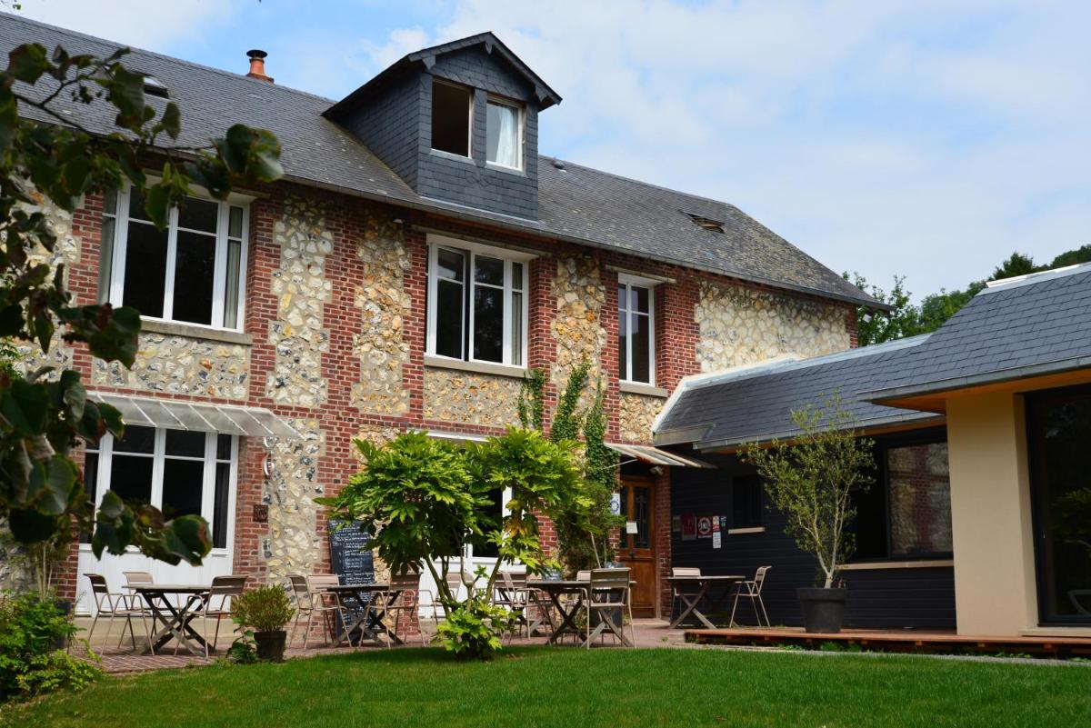une maison en briques avec des tables et des chaises dans la cour dans l'établissement La Fraîchette-Hôtel & Spa, à Honfleur