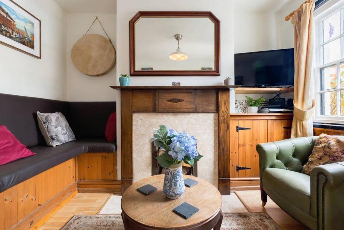 Fergies Canal Side Cottage - Housity