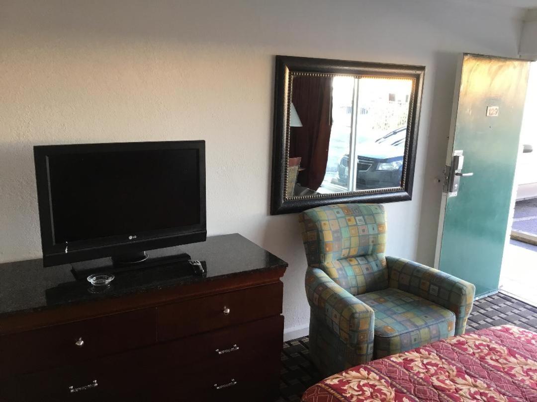 Houston Inn and Suites - Housity