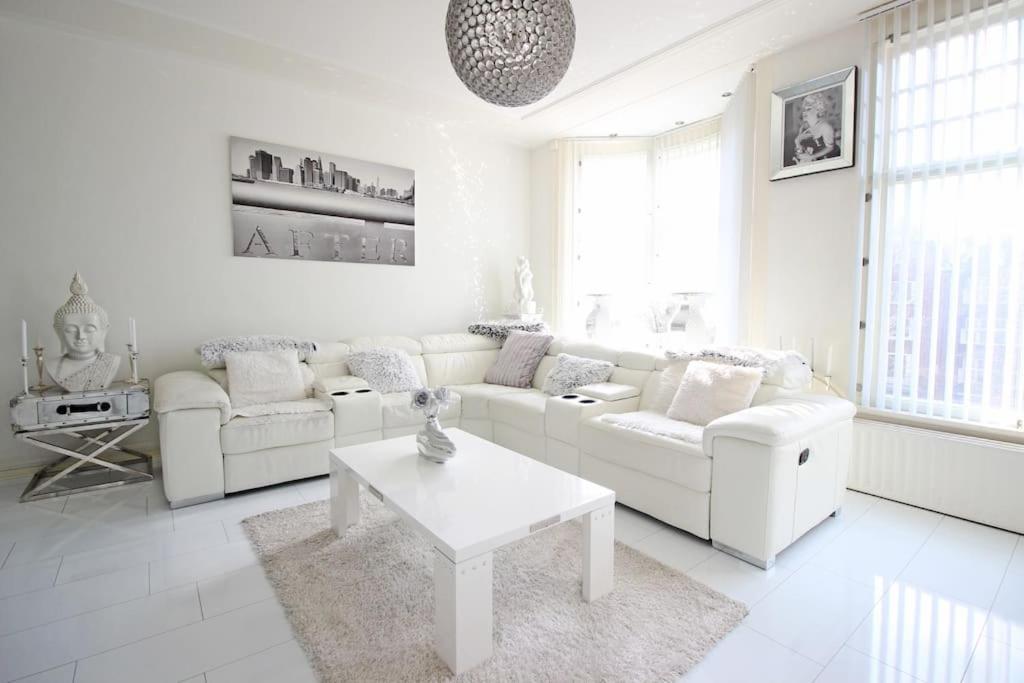 White Luxury Penthouse in City Centre - Housity