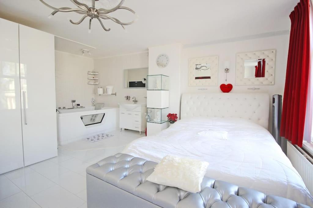 Suitetrails - White Luxury Penthouse in City Centre