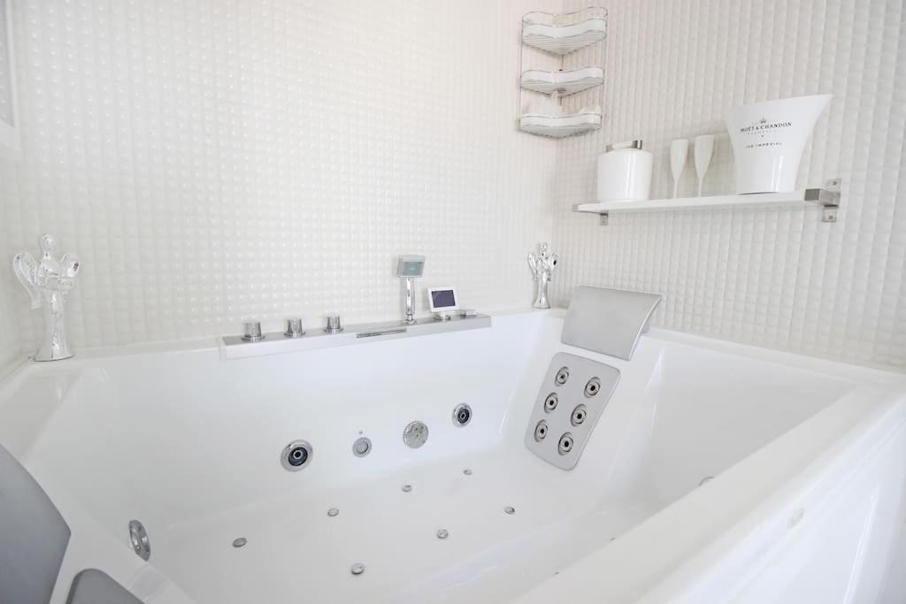 White Luxury Penthouse in City Centre - Housity