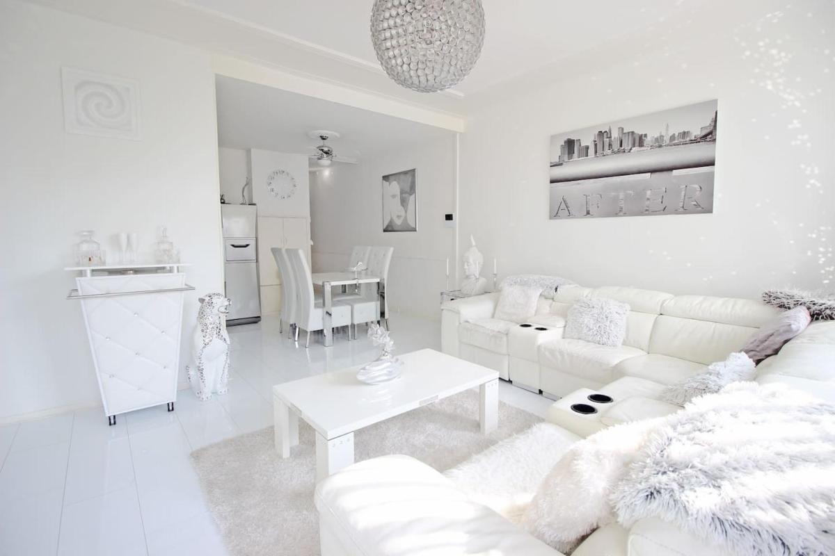 Suitetrails - White Luxury Penthouse in City Centre