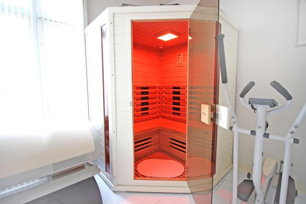 Suitetrails - White Luxury Penthouse in City Centre