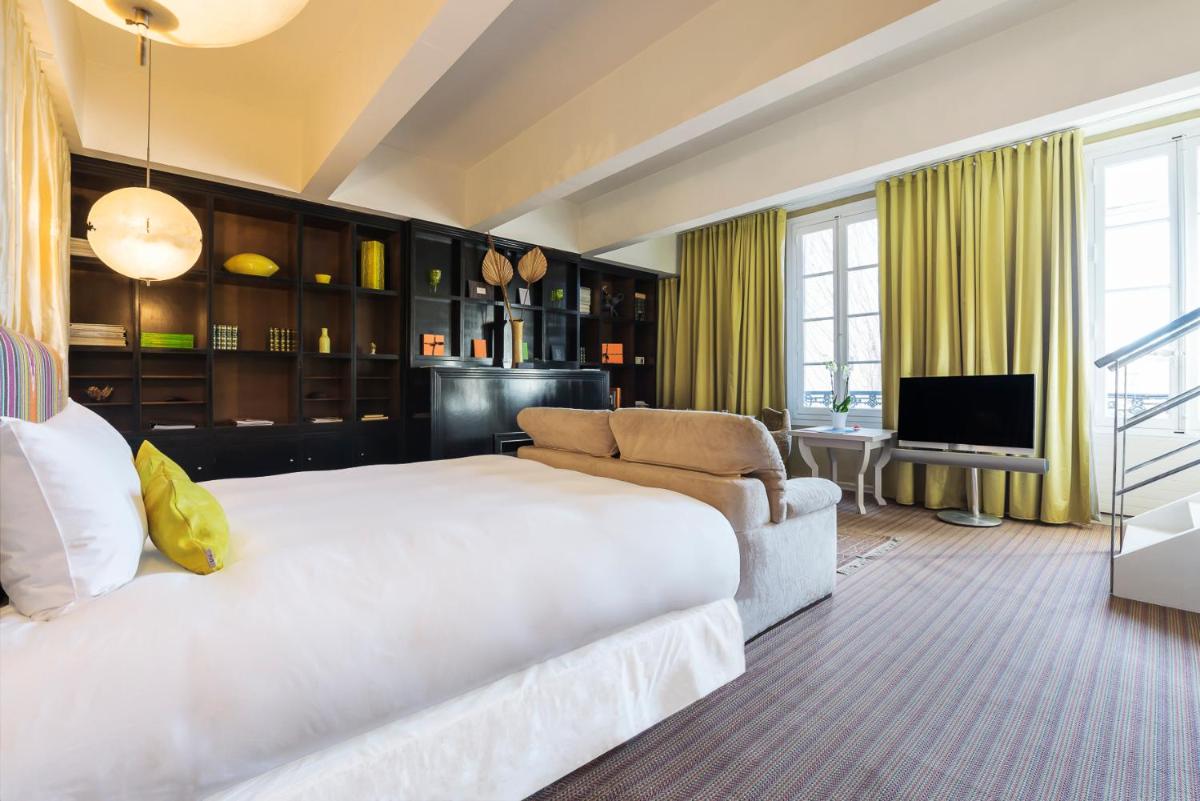 Télévision ou salle de divertissement dans l'établissement Hôtel Particulier Le 28 - Spa & Art Luxury Design by Alain Ducasse