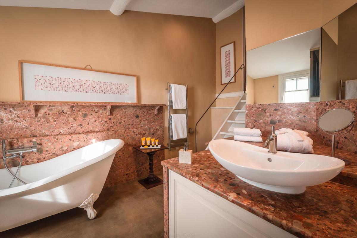 Salle de bains dans l'établissement Hôtel Particulier Le 28 - Spa & Art Luxury Design by Alain Ducasse