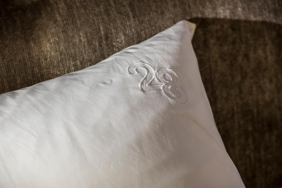 Un ou plusieurs lits dans un hébergement de l'établissement Hôtel Particulier Le 28 - Spa & Art Luxury Design by Alain Ducasse