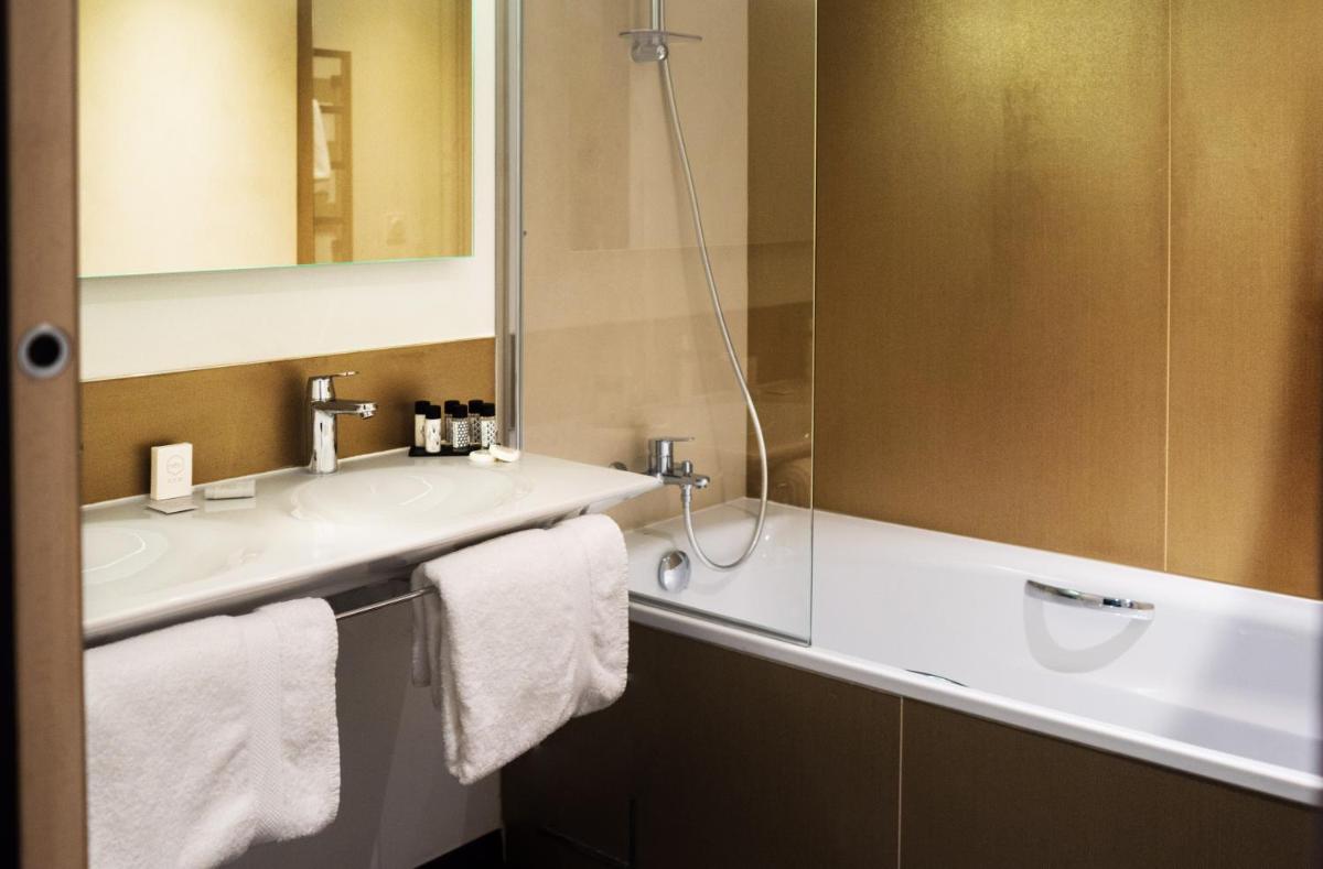 Salle de bains dans l'établissement Kyriad Prestige Amiens Poulainville - Hotel and Spa