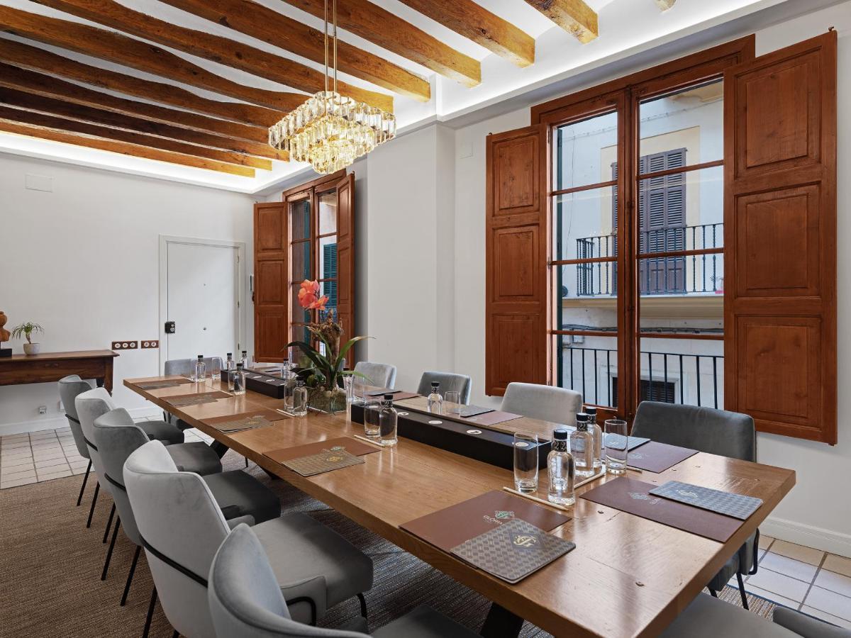 Una gran sala de conferencias con una mesa larga y sillas. en Hotel Gloria de Sant Jaume, en Palma de Mallorca