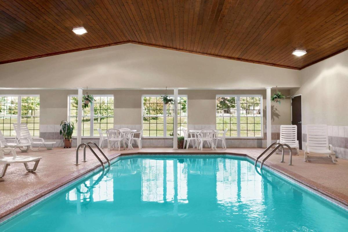 Ramada by Wyndham Elizabethtown - Housity