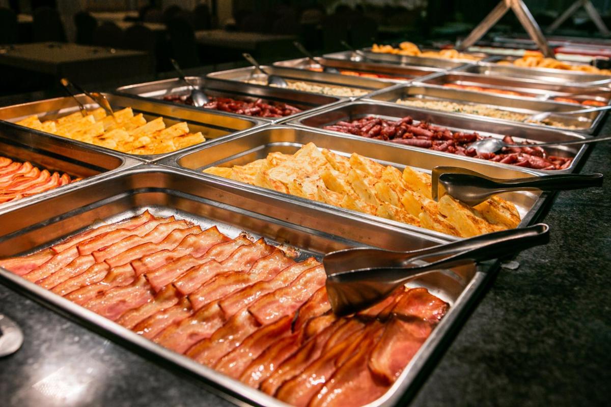 Comida en o cerca de este hotel