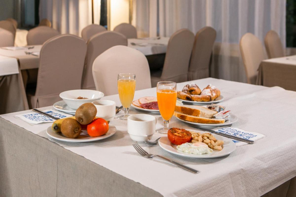 Comida en o cerca de este hotel