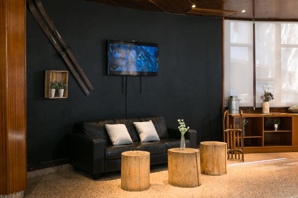 Una televisión o centro de entretenimiento en Hotel Snö Condes del Pallars