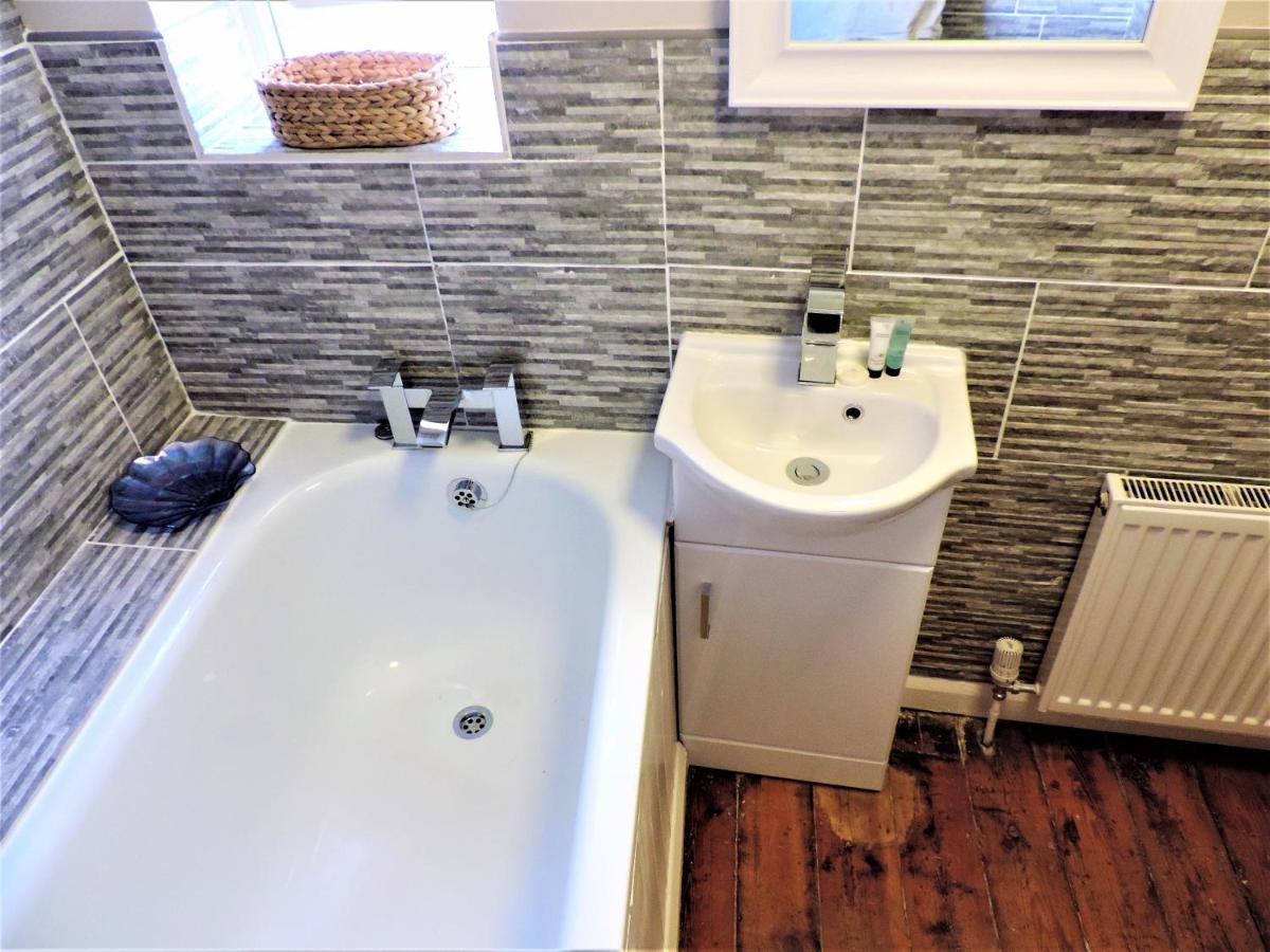 1 Bed Bagshot Pennyhill Accommodation - Housity