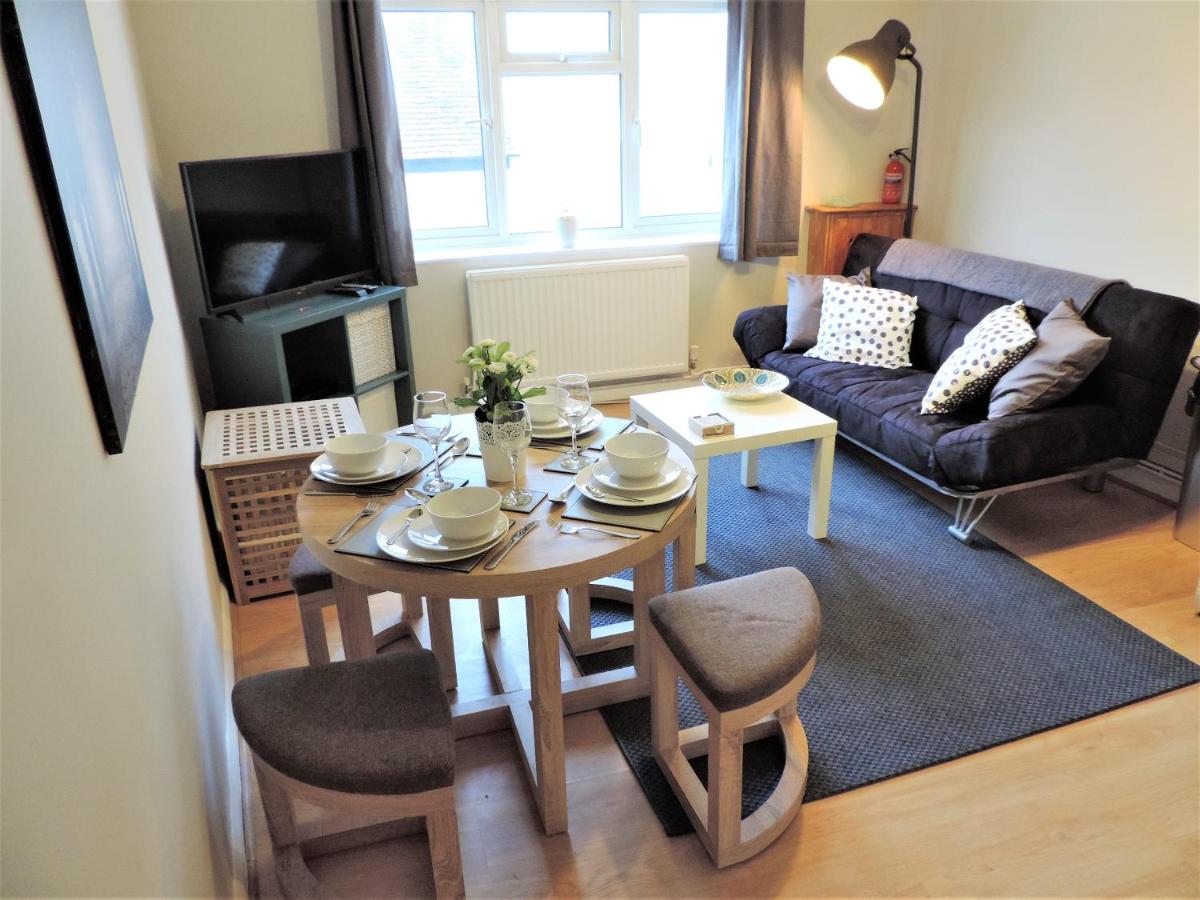 1 Bed Bagshot Pennyhill Accommodation - Housity