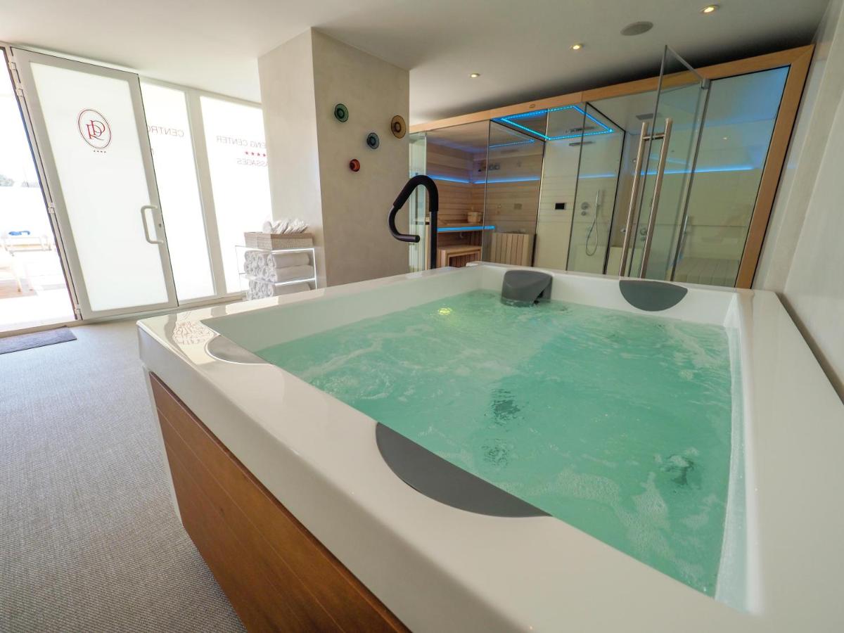 Un baño con una bañera grande y ducha de cristal. en Hotel Royal Plaza, en Ibiza