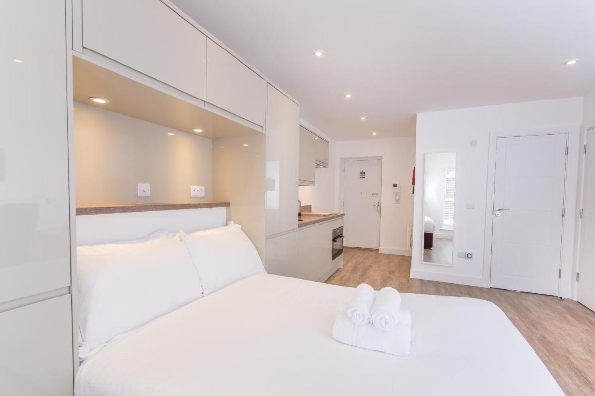 Town or Country - Canute Studio - Housity