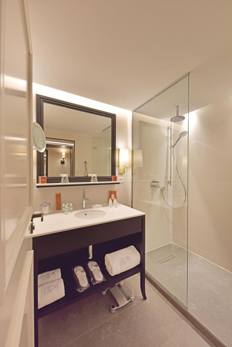 Salle de bains dans l'établissement Château Saint-Jean, Relais & Châteaux