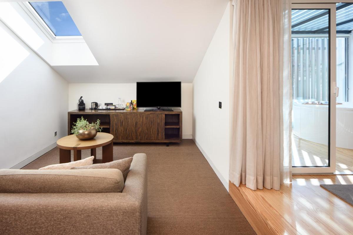 Uma televisão e/ou sistema de entretenimento em Inspira Liberdade Boutique Hotel