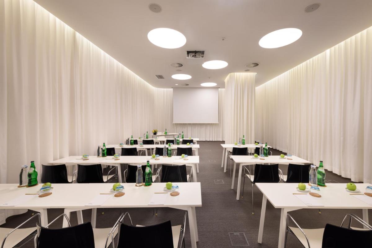 A área empresarial e/ ou a sala de conferências de Inspira Liberdade Boutique Hotel