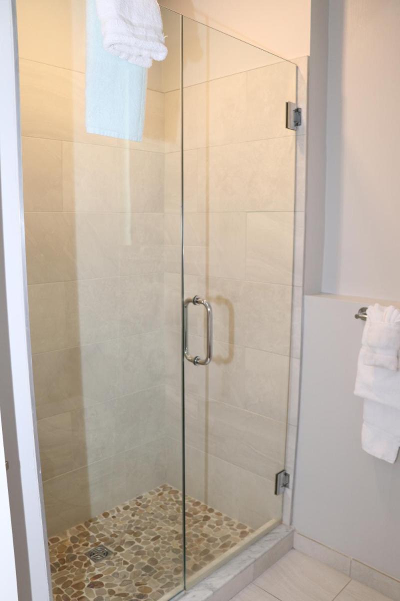 A Stylish Stay w/ a Queen Bed, Heated Floors.. #1 - Housity