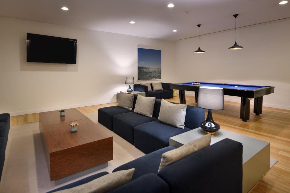 Uma televisão e/ou sistema de entretenimento em Inspira Liberdade Boutique Hotel