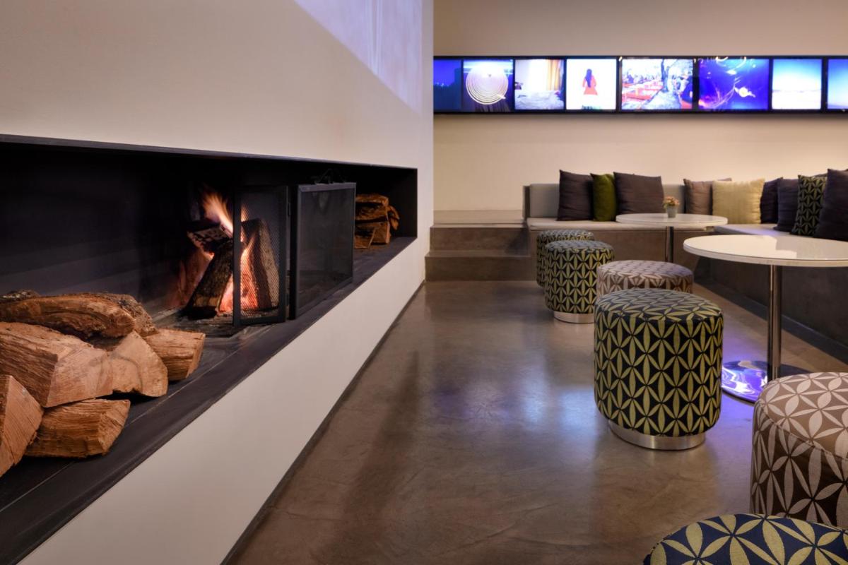 Uma televisão e/ou sistema de entretenimento em Inspira Liberdade Boutique Hotel