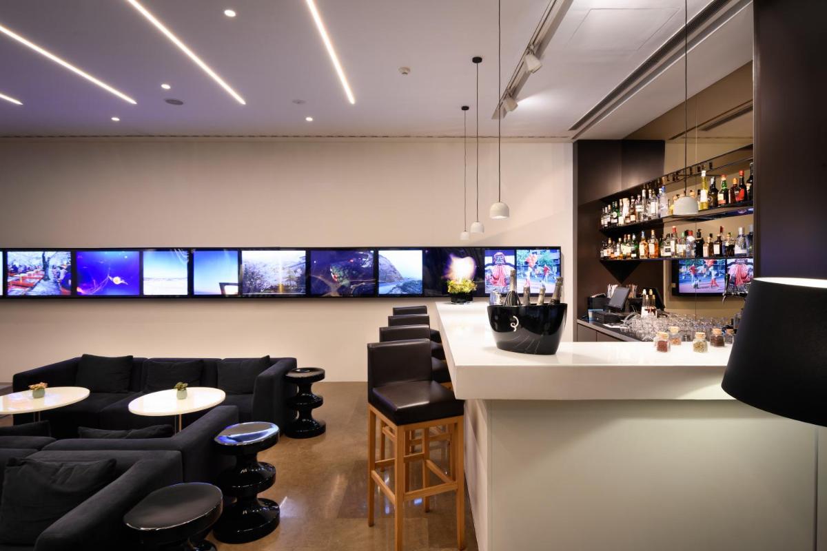 Uma televisão e/ou sistema de entretenimento em Inspira Liberdade Boutique Hotel