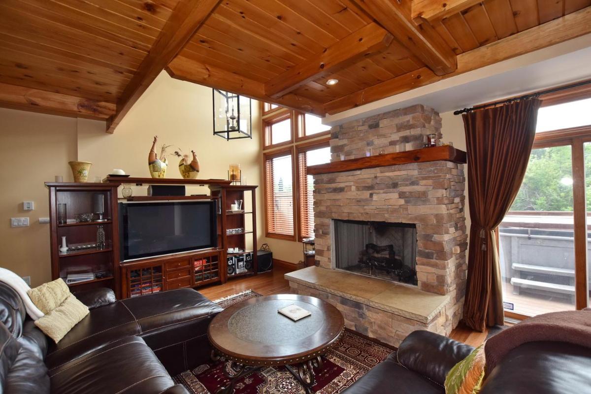 Blue Mountain-Luxurious BlueSki George Chalet, Hot Tub, Pool, Gas Fireplace - Hizvo