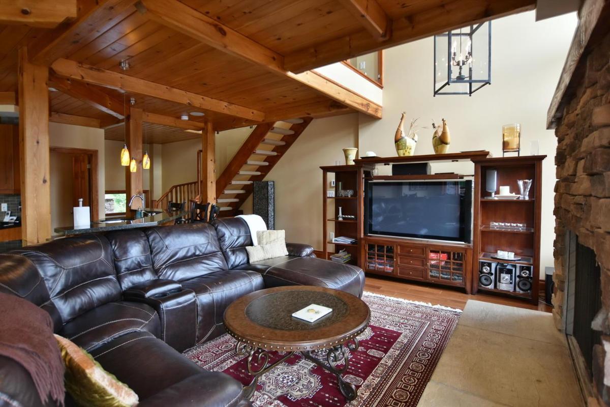 Blue Mountain-Luxurious BlueSki George Chalet, Hot Tub, Pool, Gas Fireplace - Hizvo