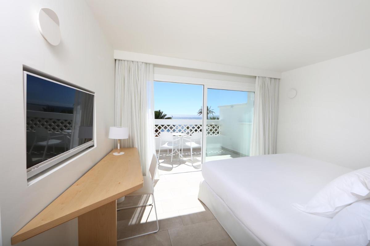 Una televisión o centro de entretenimiento en Iberostar Selection Lanzarote Park
