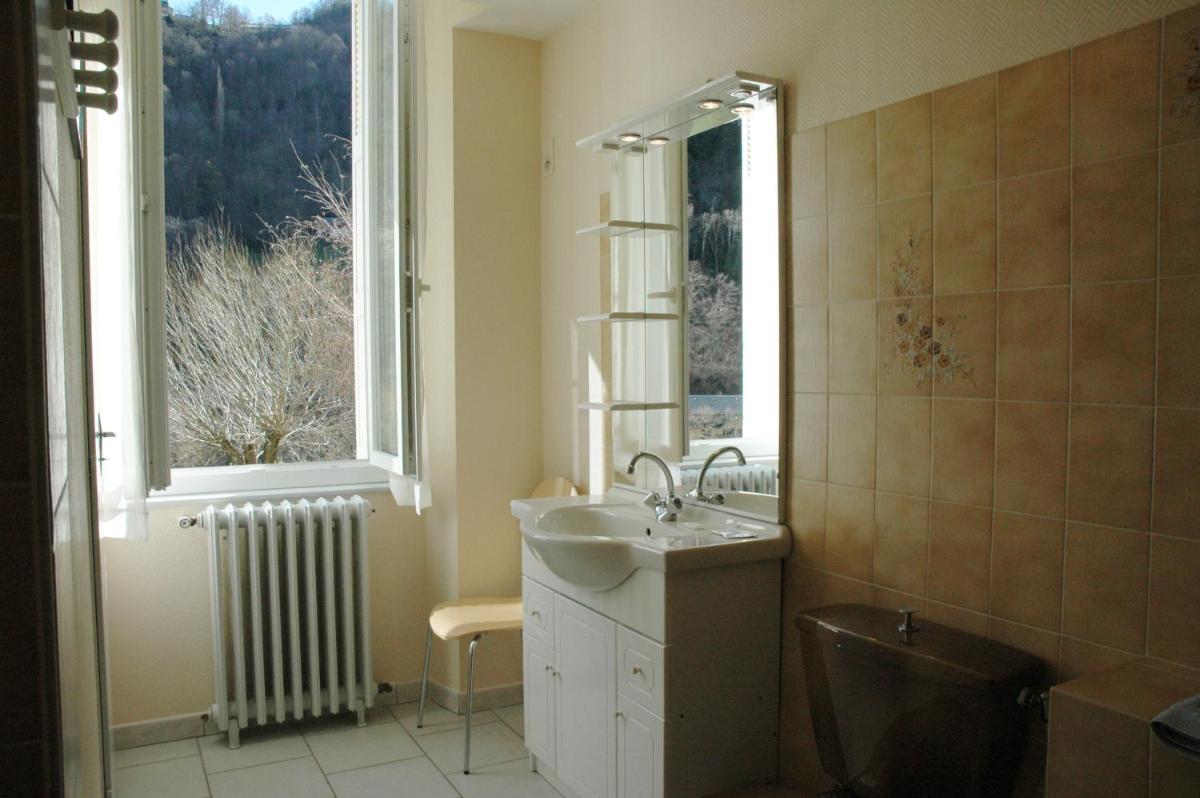 Salle de bains dans l'établissement Appart Le Chili- Quartier thermal- Parc remarquable - Linge fourni