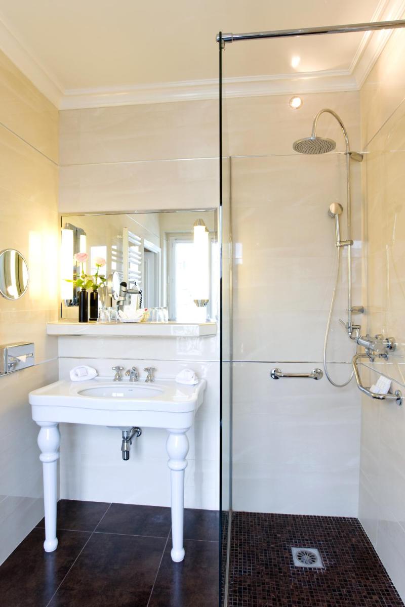 Salle de bains dans l'établissement Hôtel Regina Louvre