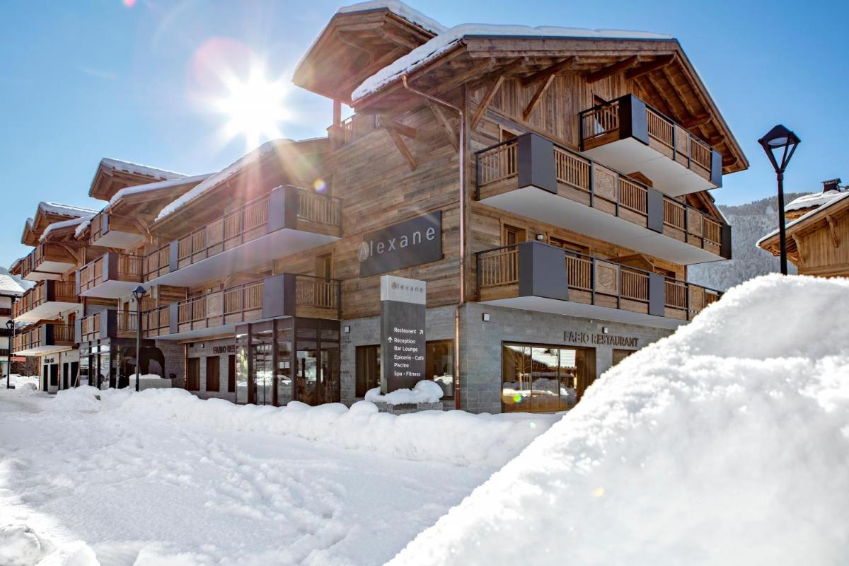 un chalet de ski sous la neige avec un tas de neige dans l'établissement MGM Hôtels & Résidences - Hôtel Les Suites d'Alexane, à Samoëns