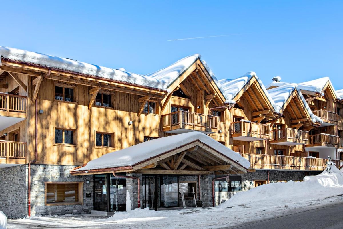 un chalet en hiver avec de la neige au sol dans l'établissement MGM Hôtels & Résidences - Résidence Chalets Elena, aux Houches