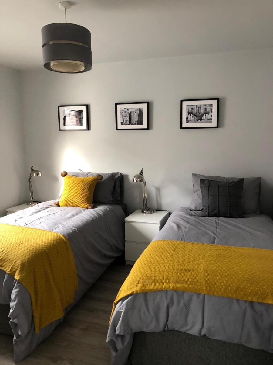 City Centre Townhouse-3 Bedrooms & Parking - Excellent Location - Housity