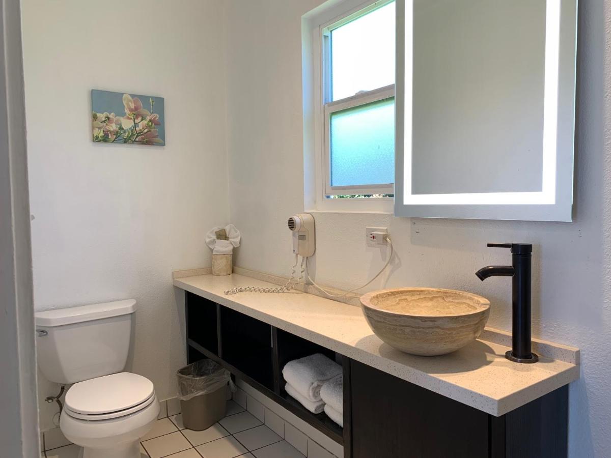 Sandyland Reef Inn - Housity